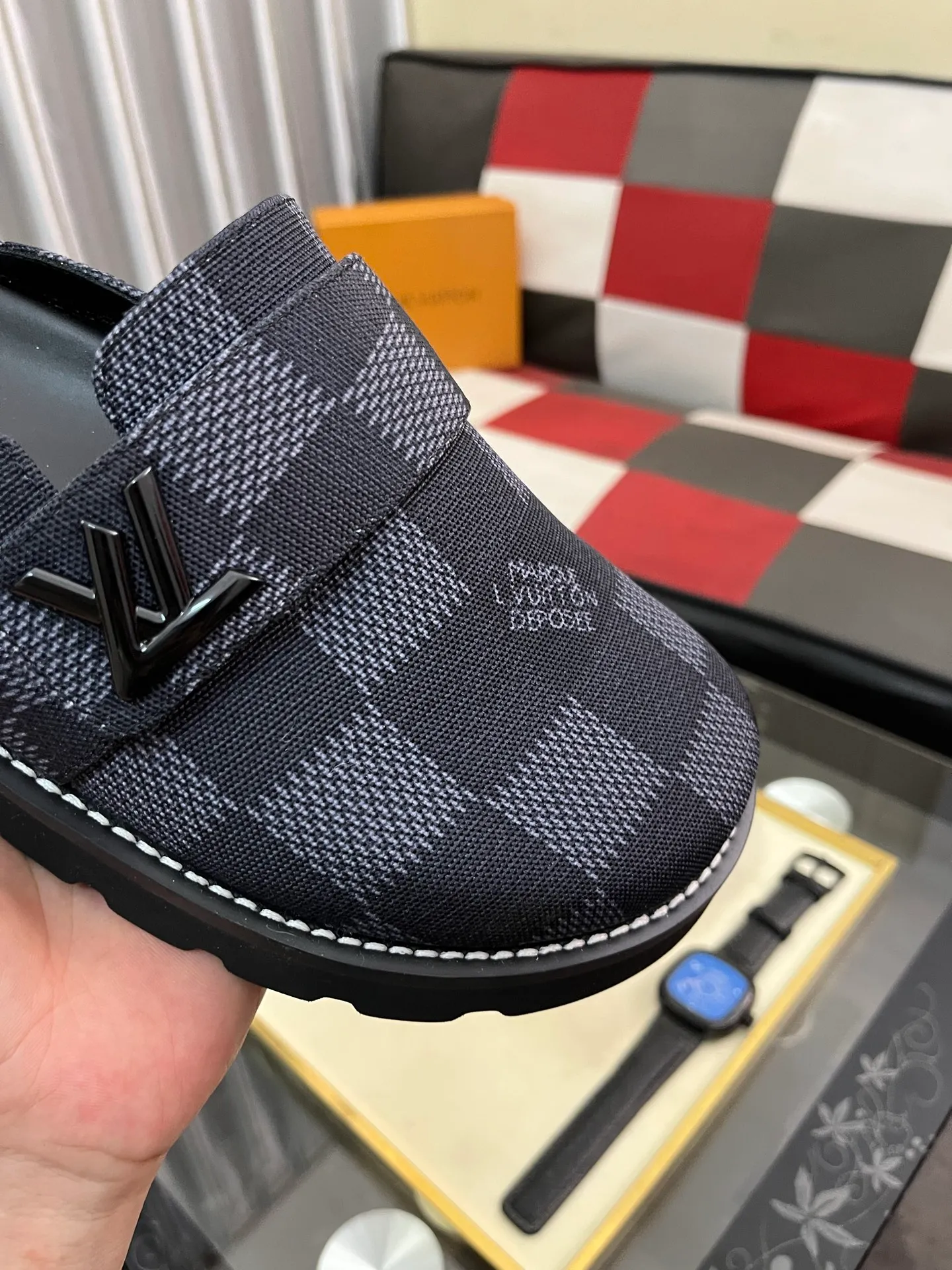 Men's men's shoes 💰420⌚️⌚️lv new Baotou half-slippers winterbreak comfert flat slippers lv letter and monogram floral embellished leather pattern, with sheepskin lining, suitable for indoor and outdoor wear. The water table is made of high-density foam material, which is light and comfortable. The sole has a certain thickness and the anti-aging effect is also good! Premium size: 38-444️⃣Colors available
